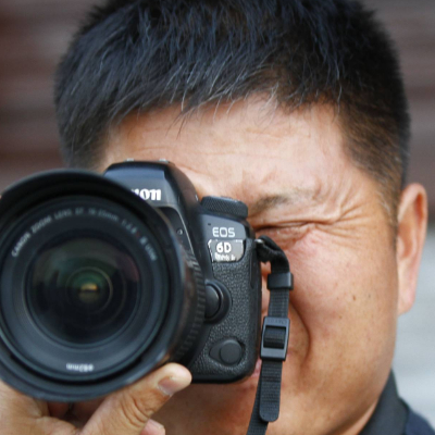 素湍绿潭，真名沈海斌，男，1974年出生，九江湖口人，汉族，中共党员，湖口县摄影协会会员，九江市作家协会会员。